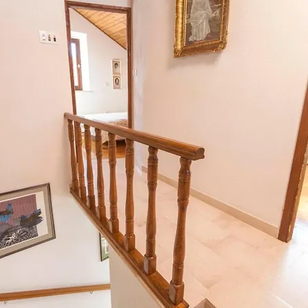 別荘 House With A Parking Space Lozisca, Brac - 15444 *